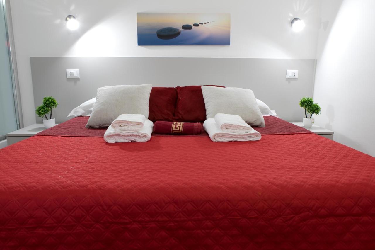 Luxury Suite - Teatro Romano - Duomo - Centro Storico Wi-Fi แตร์ราชินา ภายนอก รูปภาพ